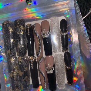 Elegant Black and Gold Press-On Nails